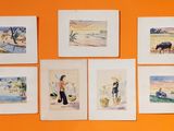 Plusieurs aquarelles représentant des personnes et des animaux sont accrochées au mur.