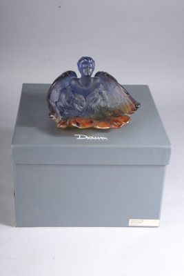 un petit oiseau bleu perché sur une boîte bleue
