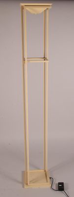 un support en bois surmonté d'une lampe