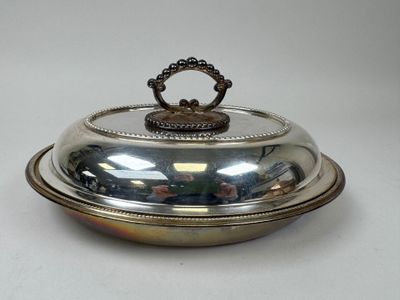 plat à couvercle en métal plaqué argent, orné d'une couronne sur le dessus