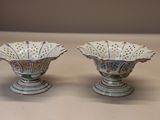 deux vases posés sur une table