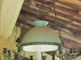 une lampe suspendue au plafond d'un immeuble