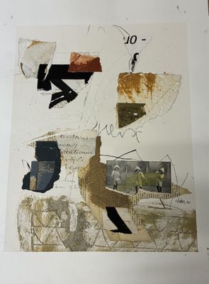 une photo d'une œuvre d'art posée sur une table