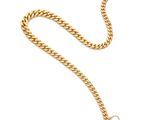 un collier en or avec une chaîne sur fond blanc