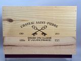 une boîte en bois sur laquelle est collée une étiquette portant l'inscription « Château Saint-Pierre »