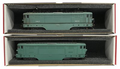 deux wagons verts dans une boîte posée sur une surface blanche