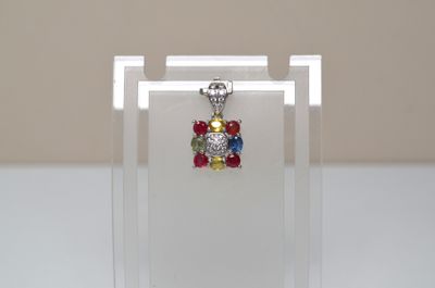 une photo d'une paire de boucles d'oreilles dans une vitrine