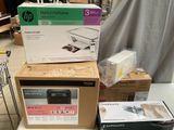 plusieurs boîtes empilées les unes sur les autres