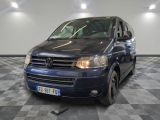la photo d'une camionnette bleue garée dans un garage