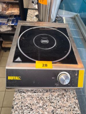 une photo d'une cuisinière de comptoir dans un magasin