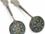 une paire de cuillères en argent et émail ornées de motifs floraux