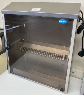 un petit four en acier inoxydable dont la porte est ouverte
