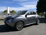 La voiture argentée est garée sur le bord de la route.