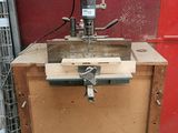une machine posée sur une table