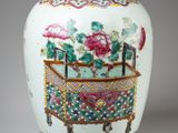 un vase blanc orné d'une peinture représentant des fleurs