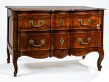 une commode en bois avec des ferrures en laiton sur les tiroirs