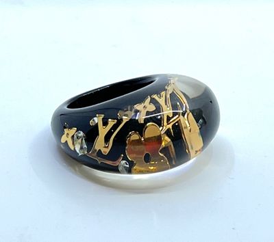 LOUIS VUITTON. Bague dôme en altuglass noir et inclusions do…