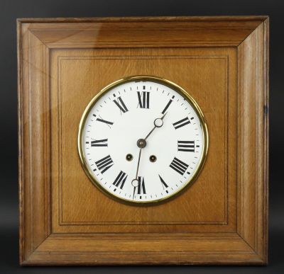 Pendule oeil de boeuf en chêne à décor de filets de bois, mo…