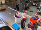 de nombreux produits d'entretien posés sur le plan de travail de la cuisine