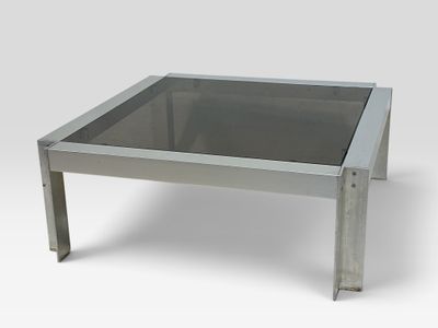 une photo d'une table basse en verre avec des pieds en métal