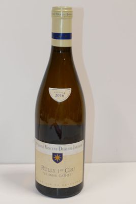 une bouteille de vin posée sur une table
