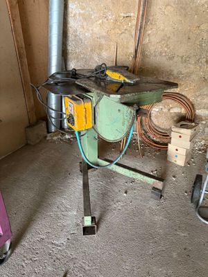 une machine qui se trouve dans le coin d'une pièce