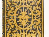 un vieux livre orné de motifs dorés et noirs sur fond blanc