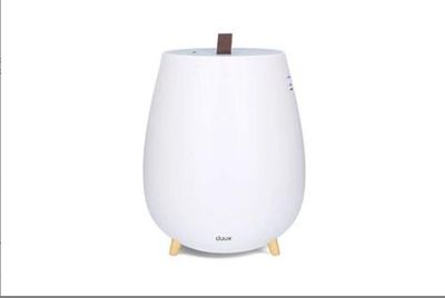un humidificateur blanc posé sur un socle en bois