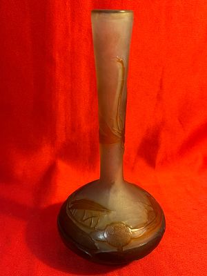 un vase en verre posé sur un tissu rouge