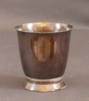 Timbale tulipe en argent à frise cordée sur l'étranglement