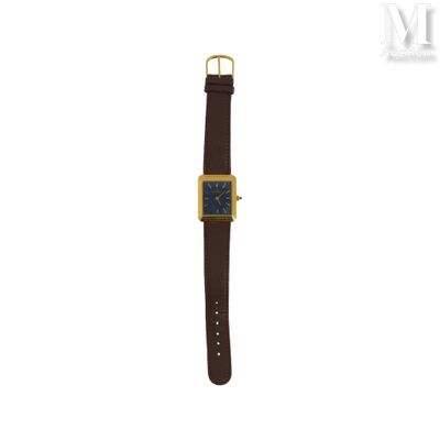 une photo d'une montre avec un bracelet en cuir marron