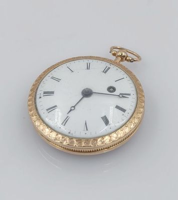 une montre de poche en or avec des chiffres romains sur le cadran