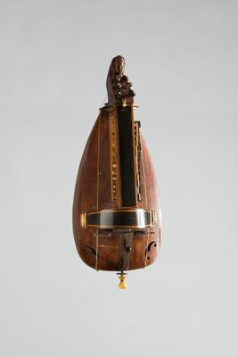 un instrument de musique d'antan suspendu au plafond