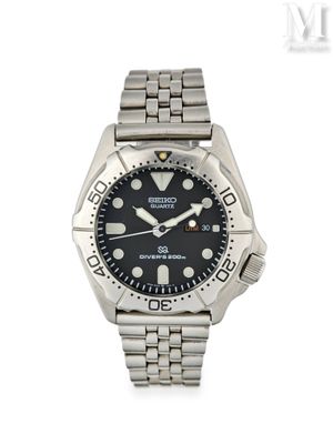 un gros plan d'une montre sur une surface blanche avec un fond blanc