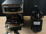 un grille-pain et une cafetière posés sur une table