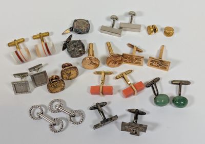 de nombreux modèles différents de montres-bracelets et des montres-bracelets posées sur une table