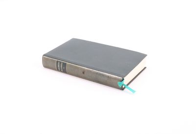 un livre gris sur lequel est posé un ruban bleu