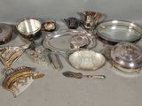 beaucoup de plats et de cuillères en argent sur la table