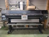 une grande machine qui se trouve dans un entrepôt