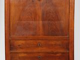 une vieille armoire en bois surmontée de deux tiroirs
