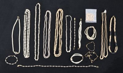 un assortiment de colliers et de bracelets sur fond noir