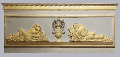 une photo d'une sculpture sur le mur d'un immeuble