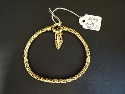 un gros plan d'un bracelet posé sur une table, avec une étiquette