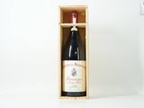 une bouteille de vin dans un coffret en bois sur une table