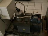 une machine posée sur le sol de la cuisine
