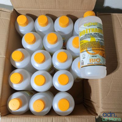 une boîte en carton contenant des bouteilles de liquide et une bouteille de liquide