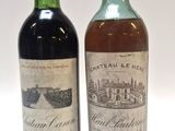 deux bouteilles de vin posées l'une à côté de l'autre sur une surface blanche