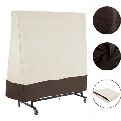 un gros plan d'une chaise recouverte d'une housse