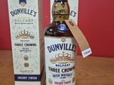 La bouteille de « Three Crowns » de Dunville se trouve à côté d'une caisse de whisky
