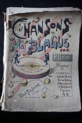 un vieux livre sur lequel est dessiné un tambour